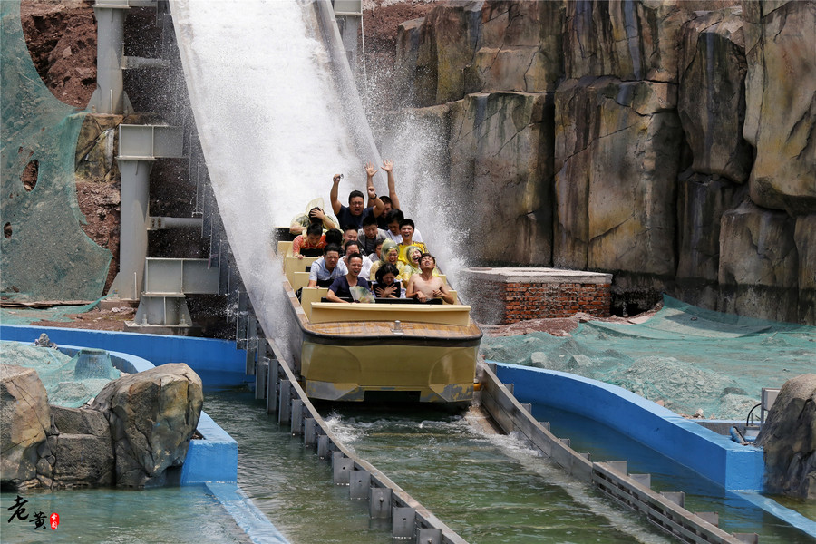重庆欢乐谷，这个项目让你秒湿全身，40°这么玩才酣畅