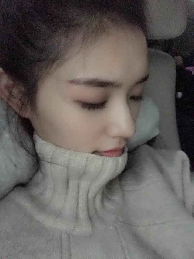 十几岁为贴补家用上节目当模特，脸被当成画盘的林允满脸不情愿~