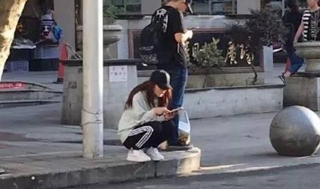 十几岁为贴补家用上节目当模特，脸被当成画盘的林允满脸不情愿~