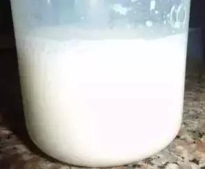 奶粉有气泡是不是质量问题,奶粉冲出来有疙瘩和质量有关吗