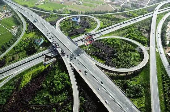 西安春临二路与公田一路十字违章,西安交通违章扣分能在网上处理吗