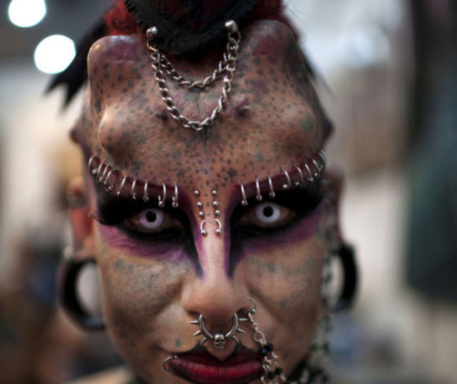 35岁女子整容成“吸血鬼”，头部植入4块钛合金犄角，女儿好怕