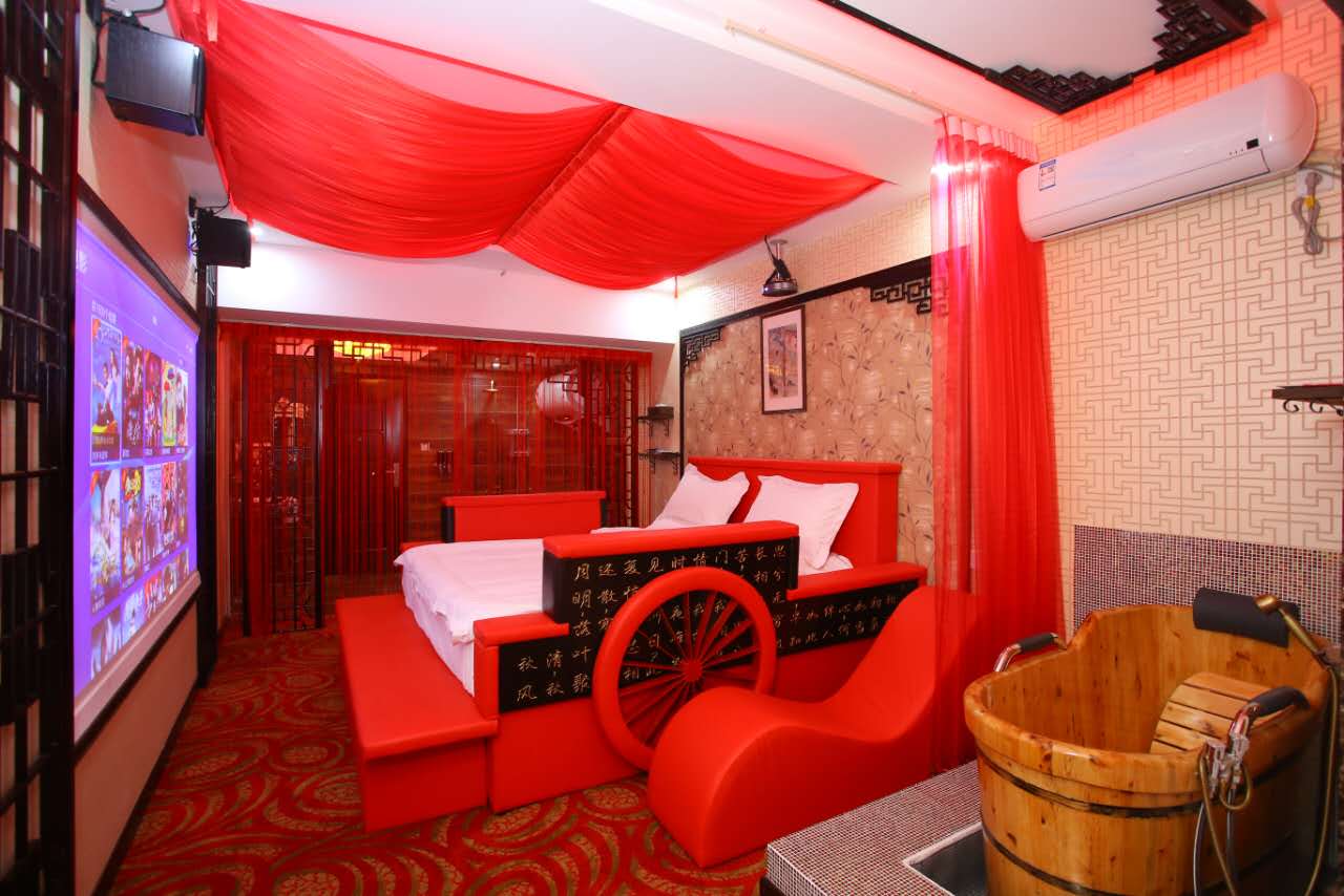 情趣主题酒店内原来是这样的，看得我脸都红了！