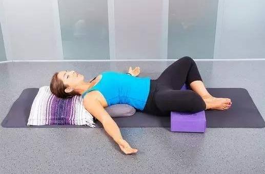 束角式瑜伽体式,瑜伽动作仰卧束角式