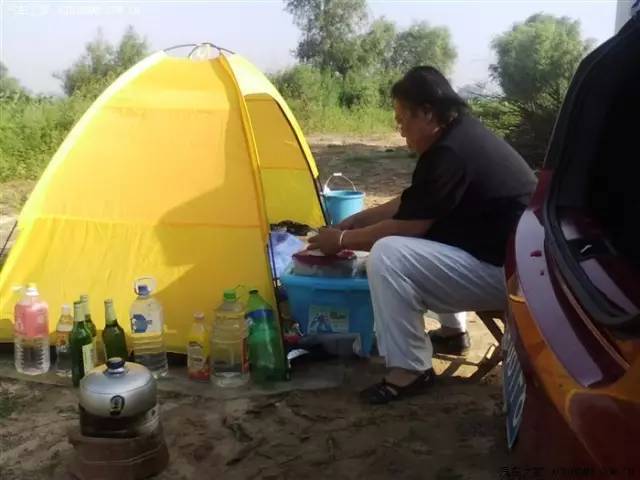 老爷子陪老伴穷游,带着老伴穷游