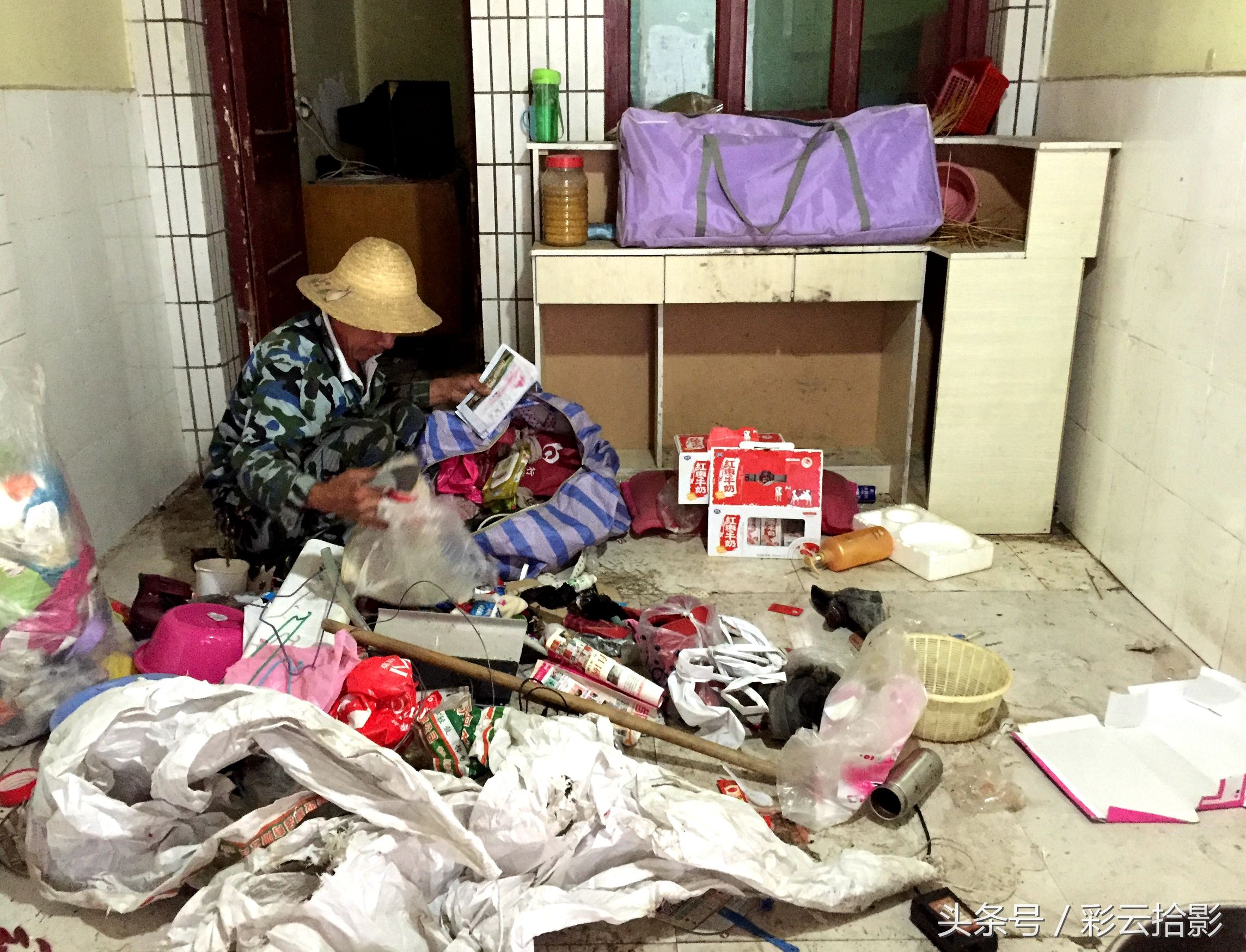 老人捡破烂一年攒了8000块钱后续,老人一年捡破烂赚了8000原视频