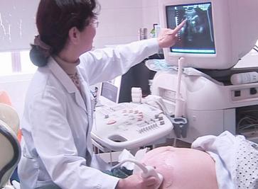 孕妈在怀孕期间不注意饮食，上厕所时竟然出现了血便