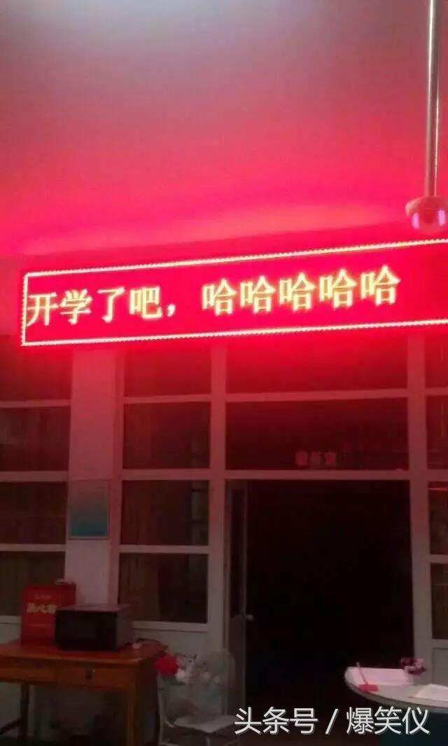 没办法啊打又打不过，只能用淫荡的微笑来缓解尴尬