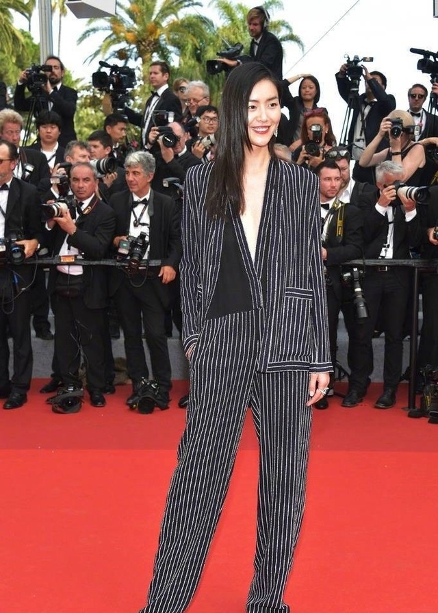 国内顶级模特刘雯时装秀,杨紫琼刘雯谷爱凌亮相metgala红毯