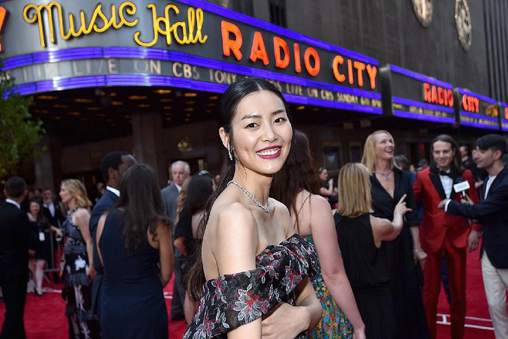 国内顶级模特刘雯时装秀,杨紫琼刘雯谷爱凌亮相metgala红毯