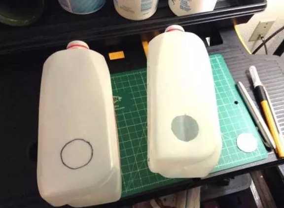 用塑料瓶自制植物自动浇水器,花盆土干了自动浇水器