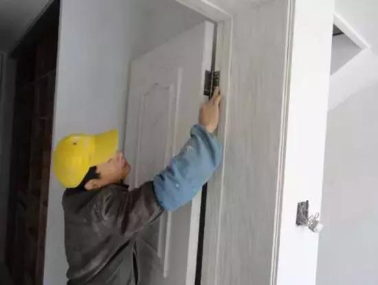 装修木门安装技巧视频大全,装修步骤门什么时候安装