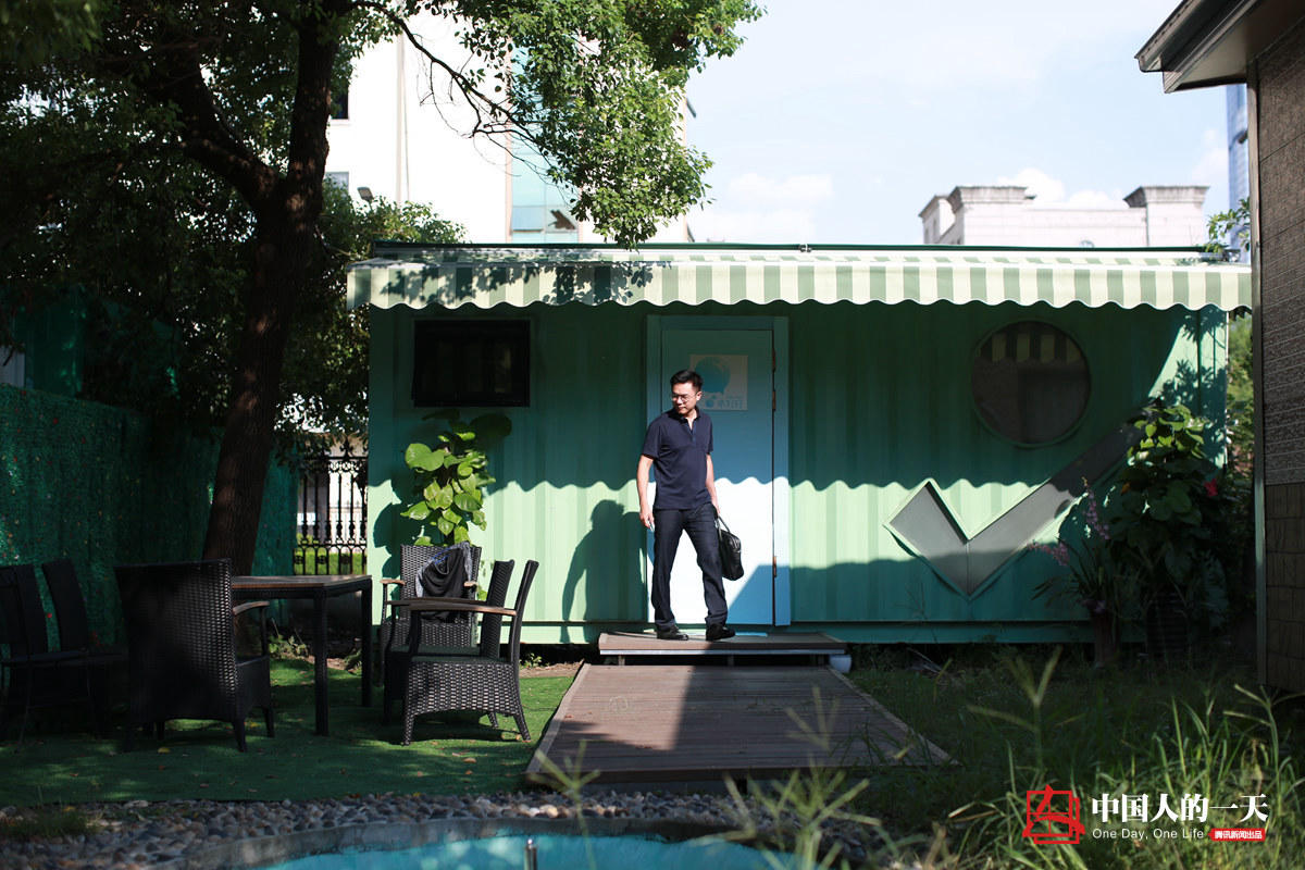 杭州创业者为节约生活成本租住集装箱13平米每月租金1200