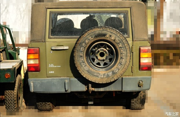 北汽军用勇士视频,国产伞兵突击车越野视频