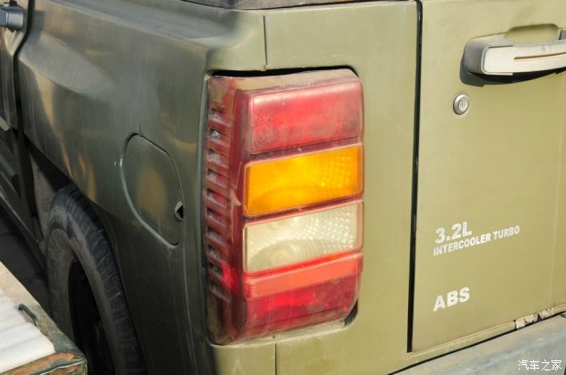 北汽军用勇士视频,国产伞兵突击车越野视频