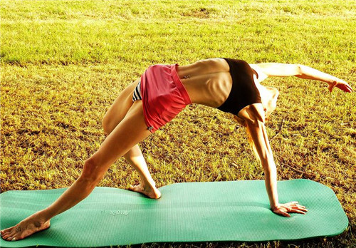 瑜伽球塑身形动作练就臀型的瑜伽动作