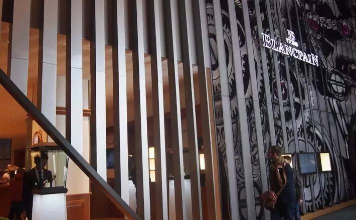 我们见到了瑞士制表师大神，他在雕刻一只金丝猴|雅趣臻选