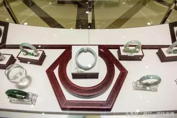 翡翠戴了发黄怎么处理,翡翠手镯发黄怎么补救回来