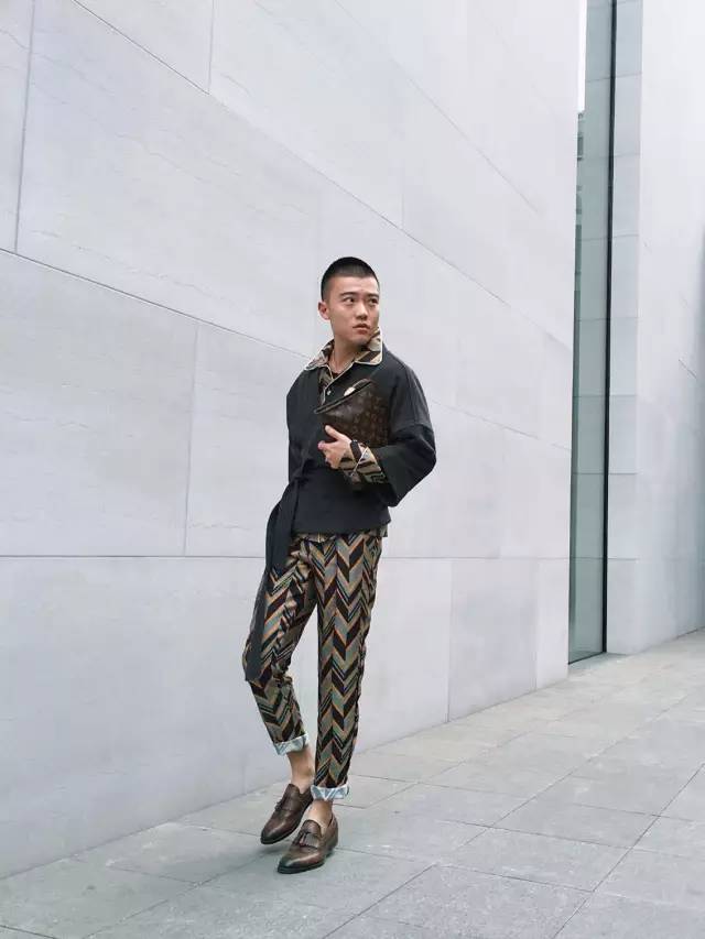 成都男人骚不骚，请看他的包