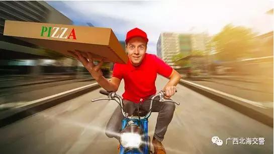 外卖小哥骑摩托车送餐,外卖小哥骑宝马摩托送外卖