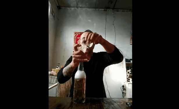 生吞49条活泥鳅,江苏大叔生吞泥鳅