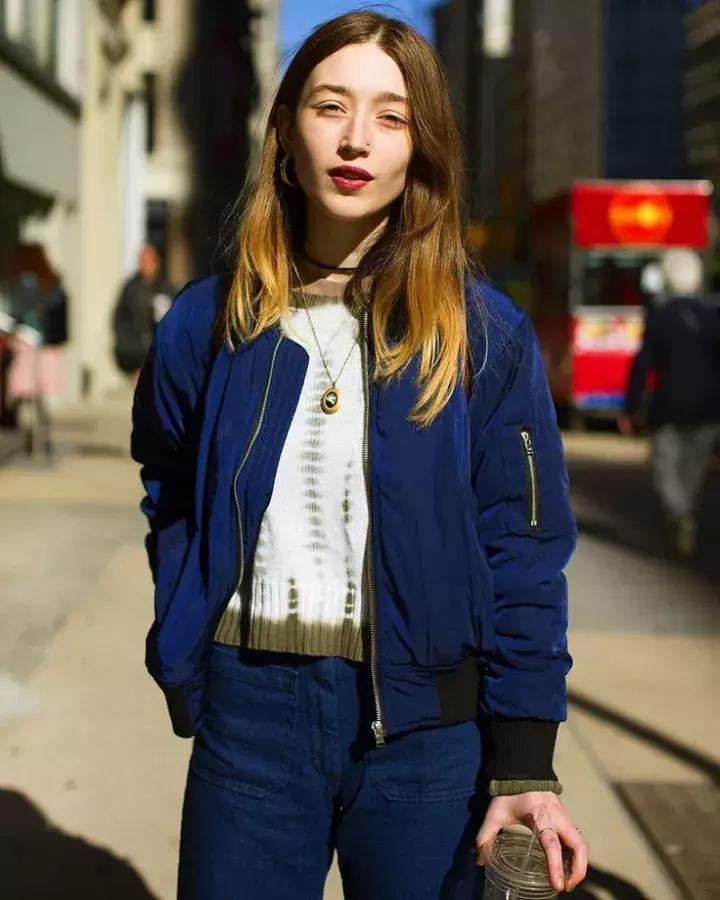 红色毛衣配什么毛衣链好看,想把毛衣穿时髦从拒绝这3款开始