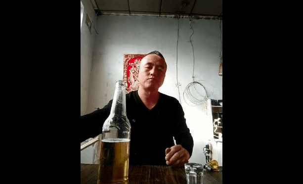 生吞49条活泥鳅,江苏大叔生吞泥鳅