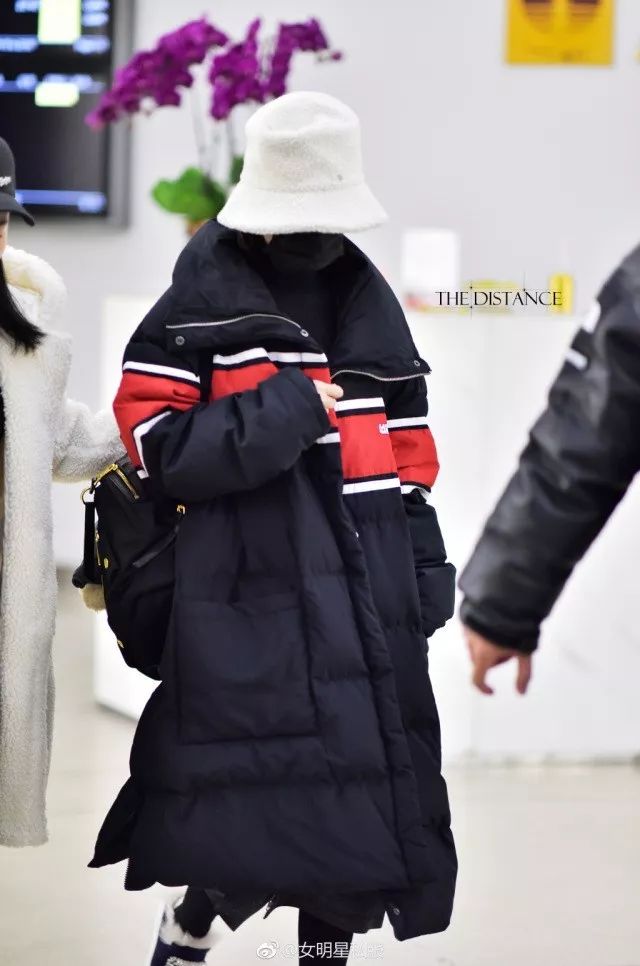 鹿晗刘昊然同款羽绒服,刘昊然中戏羽绒服机场