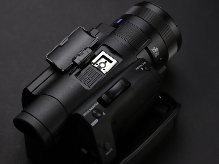 可拍4KHDR视频的手持摄像机1英寸CMOS索尼FDR-AX700摄像机评测