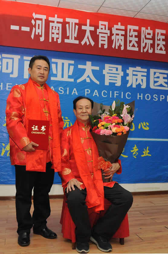 王瑞拜师王凤仪教授成为全国名老中医马氏学术第七代传承人