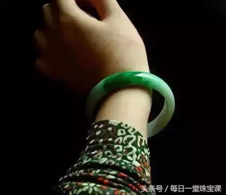 翡翠洗澡可以戴吗,翡翠怕水吗可以戴着洗澡吗