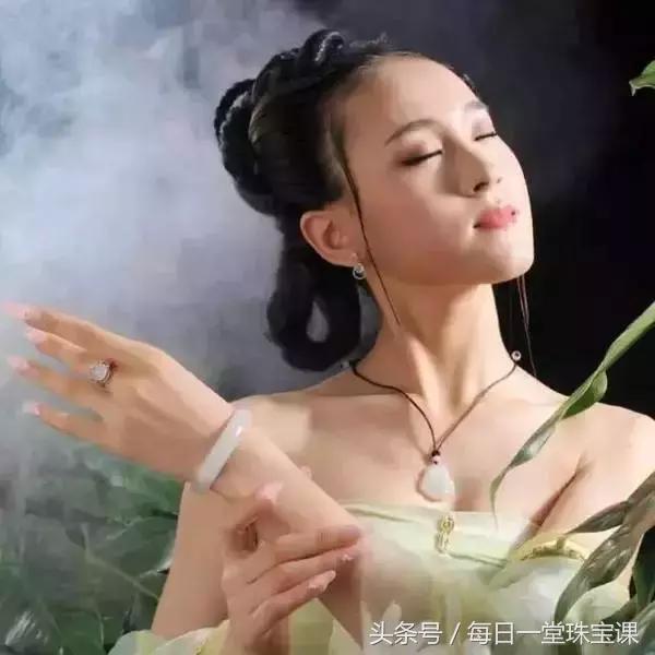 翡翠洗澡可以戴吗,翡翠怕水吗可以戴着洗澡吗