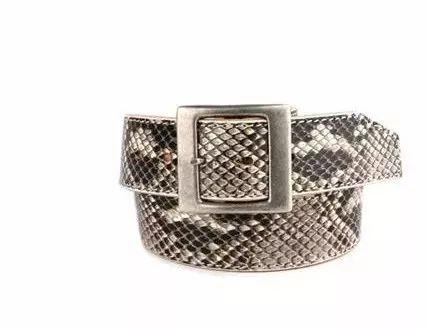 产品数量位居日本皮具界NO.1，这个画风不同的品牌文化糅合的结果