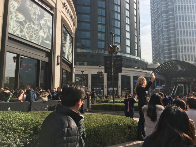 上海新网红！星爸爸全球最大烘焙工坊开业第一天，队伍长到害怕