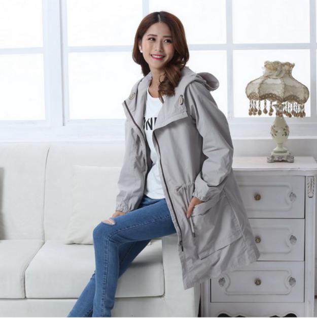 飘逸之美演绎得淋漓尽致,勾勒迷人轻奢风衣