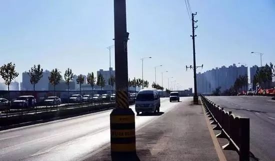 「1041新闻眼」车被挡咋办？郑州霸气停车管理员开叉车铲走！叉车……