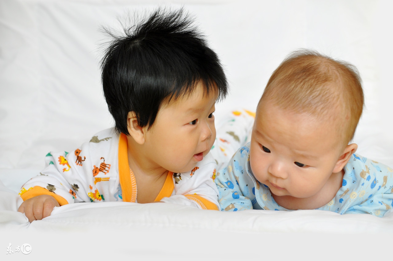 儿子像舅舅闺女长得像谁,儿子长相一般像妈妈还是像舅舅