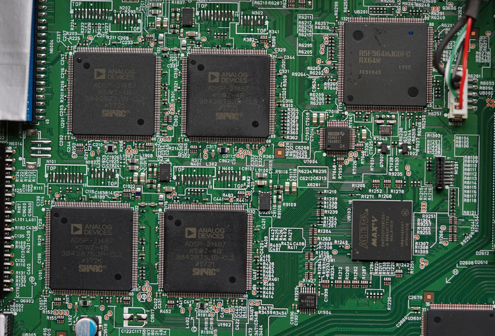 天龙AVR-X6400H和马兰士SR6012拆解！谈两台相差一万的AV功放区别