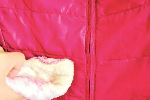 羽绒服脏了放到第二年洗能行不,羽绒服袖子脏了怎么洗小妙招