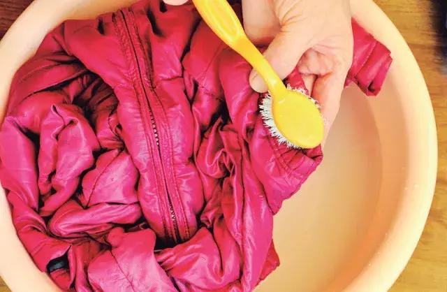 羽绒服脏了放到第二年洗能行不,羽绒服袖子脏了怎么洗小妙招