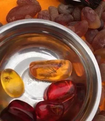 假琥珀蜜蜡用什么做的,假蜜蜡琥珀