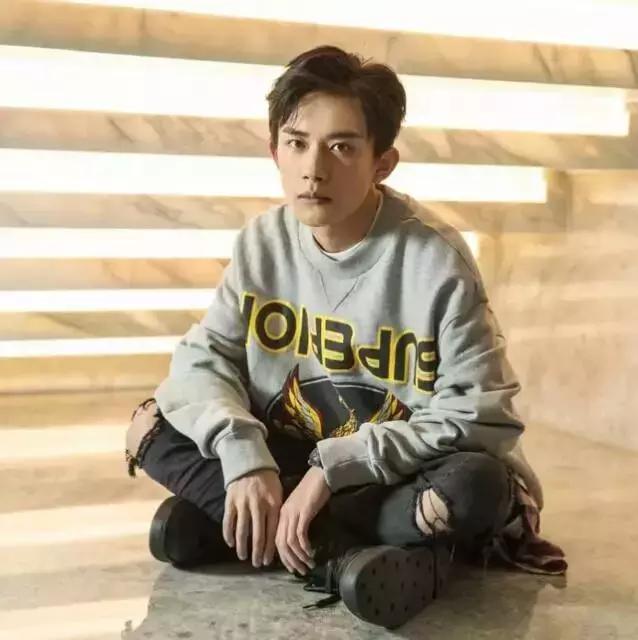 男神齐换新发型：千玺气场全开，王凯复古减龄，鹿晗被赞又美了！