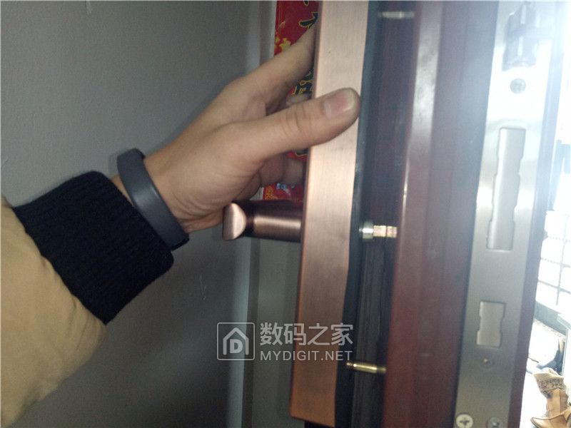 智能门锁容易被小偷无痕打开吗,智能门锁拆解图解