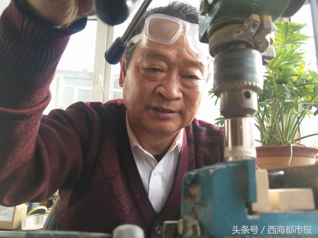 西宁老汉手巧做鸟笼，不卖只*养送**鸟人