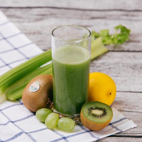 小仙女自己敷面膜,用维生素c自制美白淡斑面膜