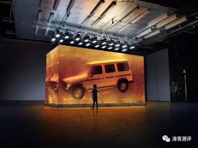 丧心病狂，老外把一辆奔驰车做成了琥珀？