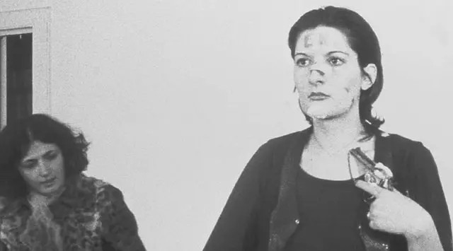 大庭广众之下赤身任人摆布，这个外国女人究竟在想什么？