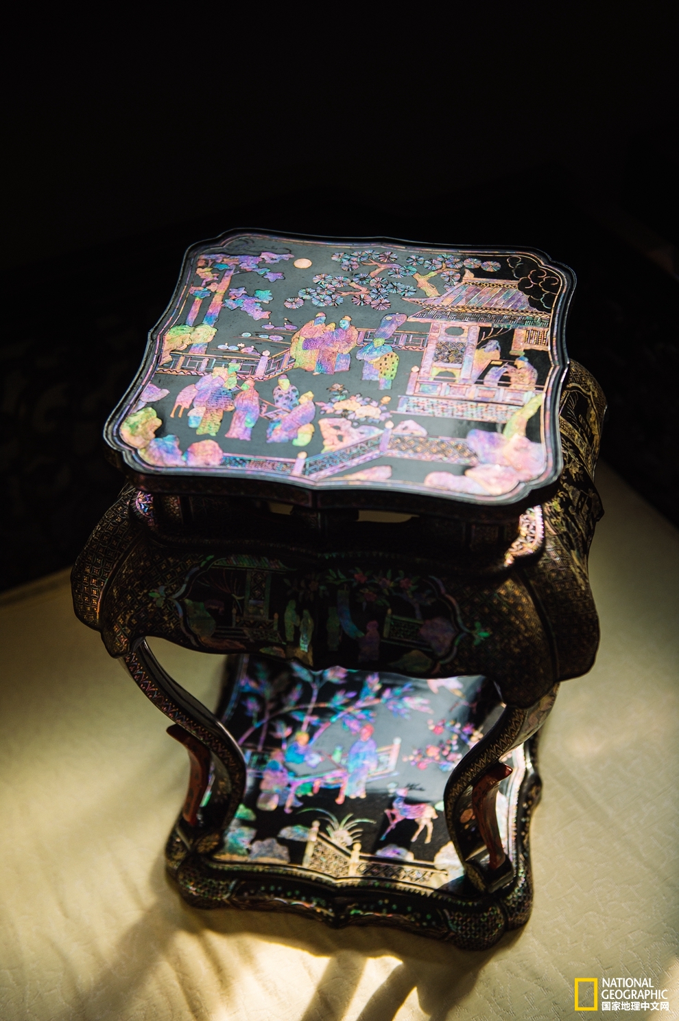 螺钿漆器之打磨,七彩斑斓的螺钿漆器