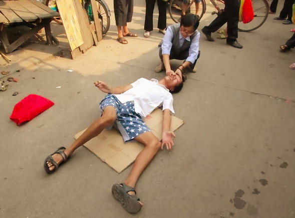 丈夫重病去世，无赖老头欺凌孤儿寡母，儿子怒揍他半身不遂