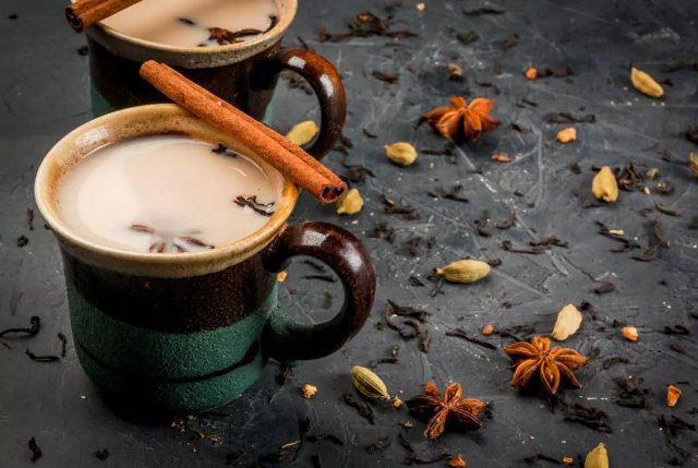 男明星喝奶茶合集,男子一夜喝十杯奶茶